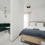 Modern Classic In Kepa Mieszczanska By Renters Διαμέρισμα