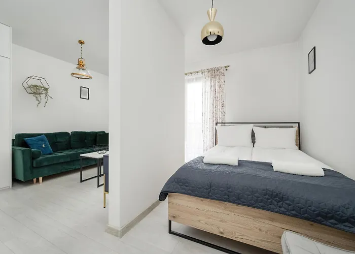 Modern Classic In Kepa Mieszczanska By Renters Apartamento